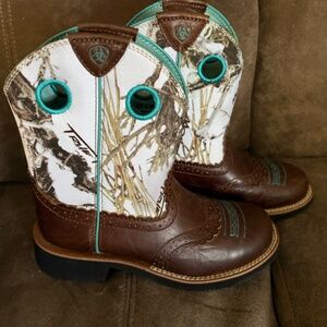 Justin Turqoise/white and brown leather boots size 6 new without tags